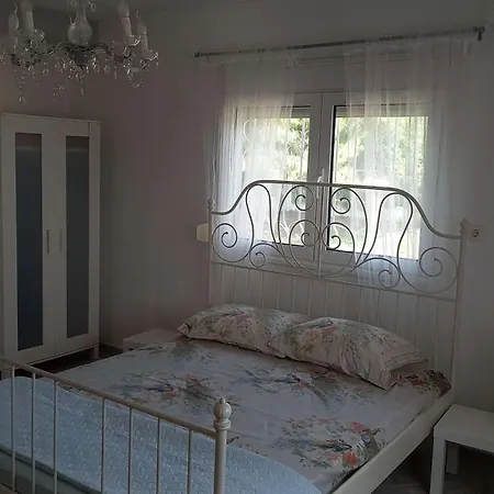 Isidoros House *